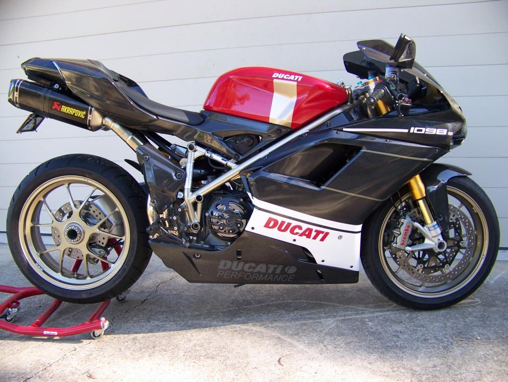 Ducati Tricolore 1098S with painted carbon kit