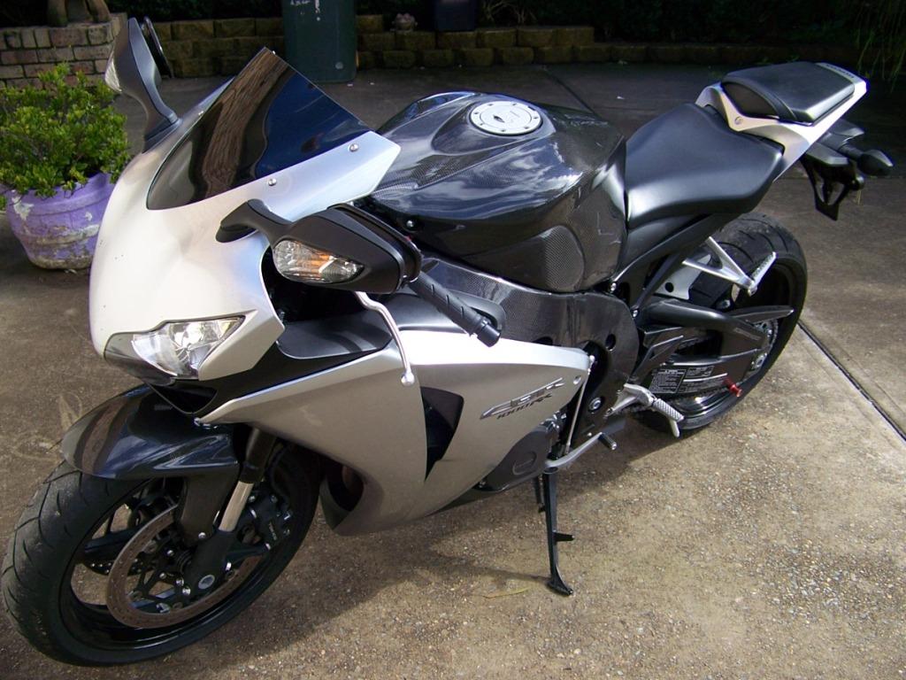 CBR1000RR 08-011